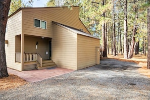 Exterior - Rustic Cabin, Near SHARC, Hot Tub, King Beds & PS4 (Sunriver)
