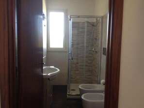 Shower, hair dryer, bidet, towels - Bed and breakfast Villa Striari (Puglia)