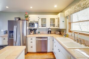 Fridge, microwave, stovetop, dishwasher