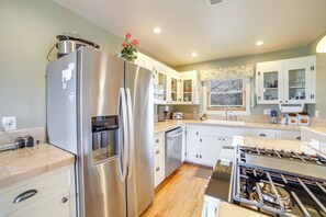 Fridge, microwave, stovetop, dishwasher - Idaho Vacation Rental ~ 7 Mi to Wind Cave (Driggs)