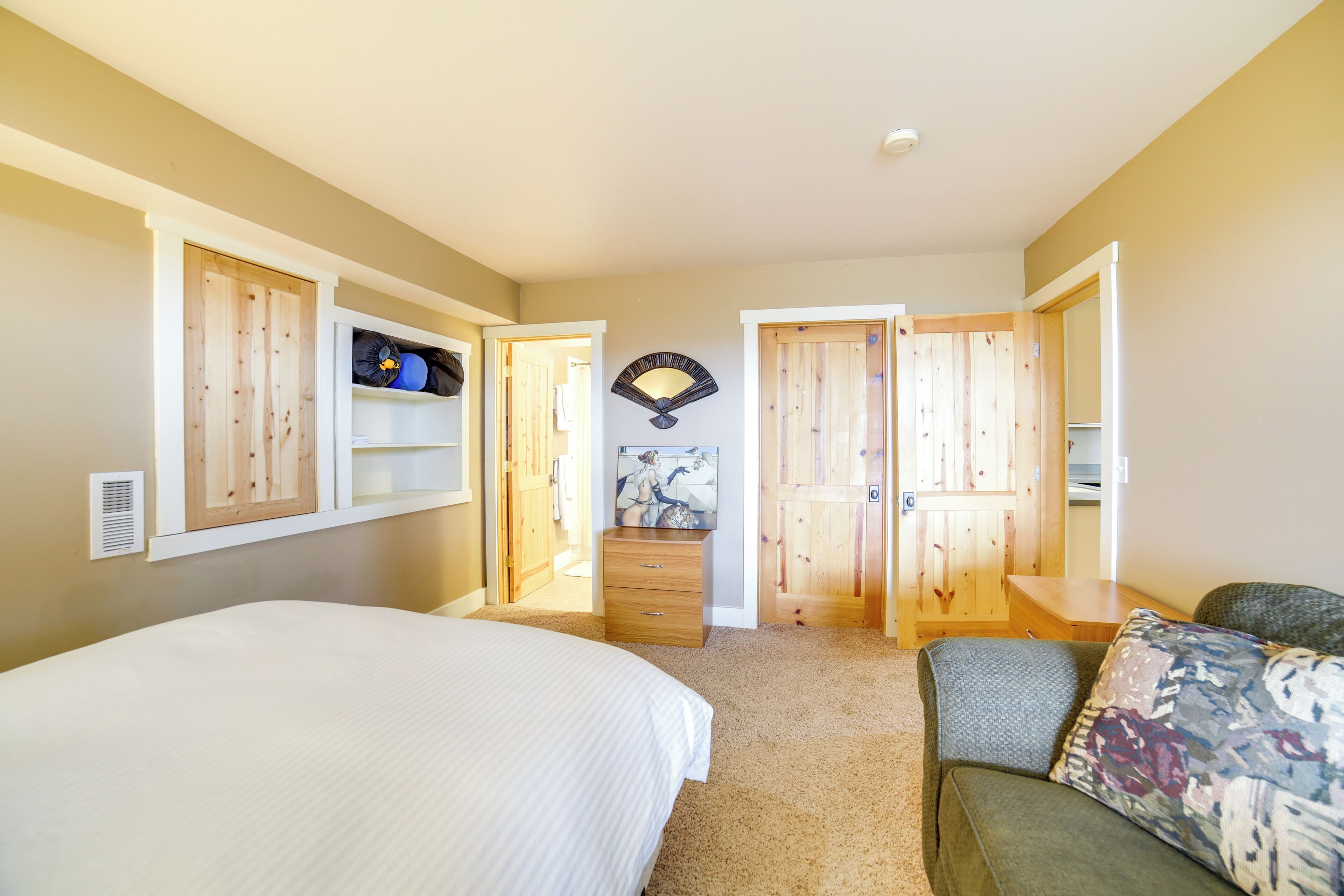 3 bedrooms, desk, laptop workspace, iron/ironing board