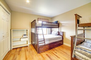 3 bedrooms, desk, laptop workspace, iron/ironing board