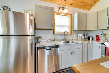 Kitchen | Stainless Steel Appliances | Free WiFi