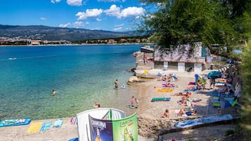 Una spiaggia nelle vicinanze