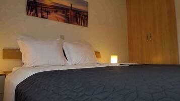 2 habitaciones, tabla de planchar con plancha, cuna de viaje y internet