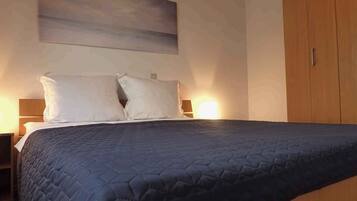 2 quartos, ferros/tábuas de passar roupa, berço de viagem