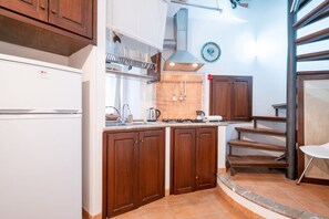 Réfrigérateur, plaque de cuisson, cafetière/bouilloire, grille-pain