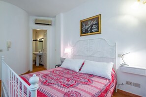 2 habitaciones, tabla de planchar con plancha, internet y ropa de cama