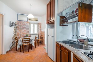 Refrigerador, parrilla de estufa, cafetera y tetera y tostadora