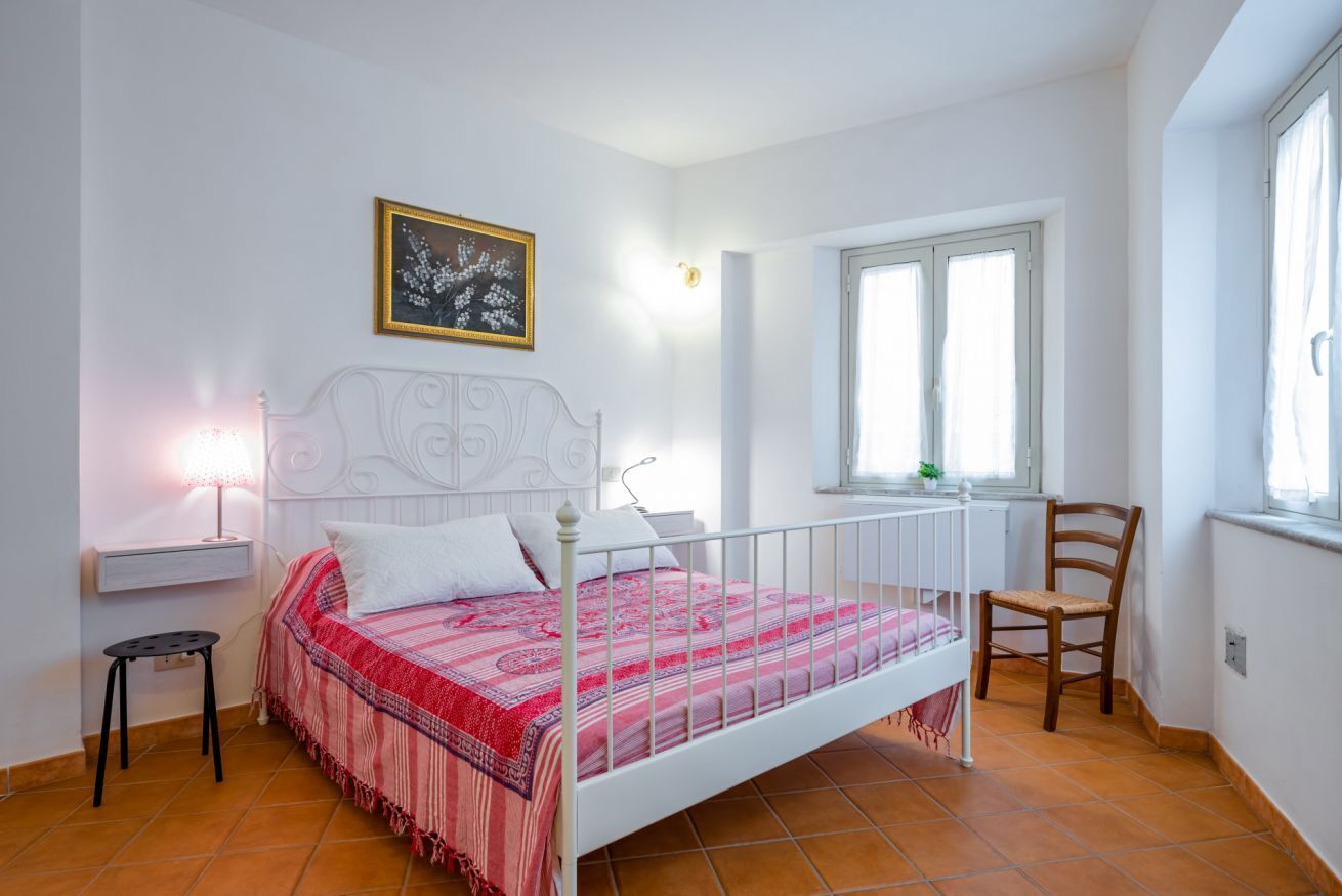 2 bedrooms, iron/ironing board, internet, bed sheets