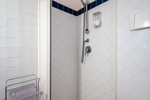 Bruser, hårtørrer, bidet