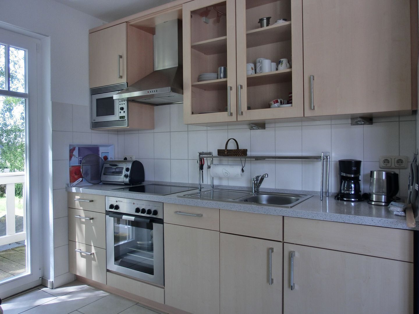 Geladeira, micro-ondas, cooktop, lava-louças