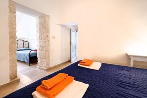 2 bedrooms, iron/ironing board, internet, bed sheets