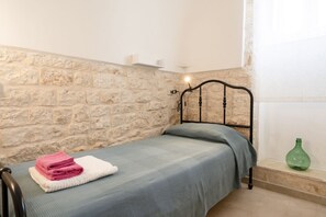 2 slaapkamers, een strijkplank/strijkijzer, internet, beddengoed