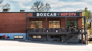 Un bâtiment sur lequel on peut lire l’inscription suivante : « BOXCAR à HOP CITY WEST END ».