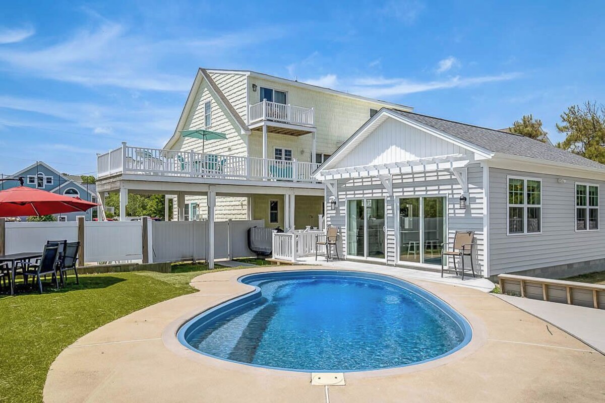 Bikini Blonde | 715 ft to the beach | Private Pool and Hot Tub