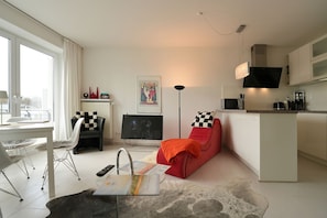 Um apartamento moderno com sala de estar, cozinha e área de jantar.