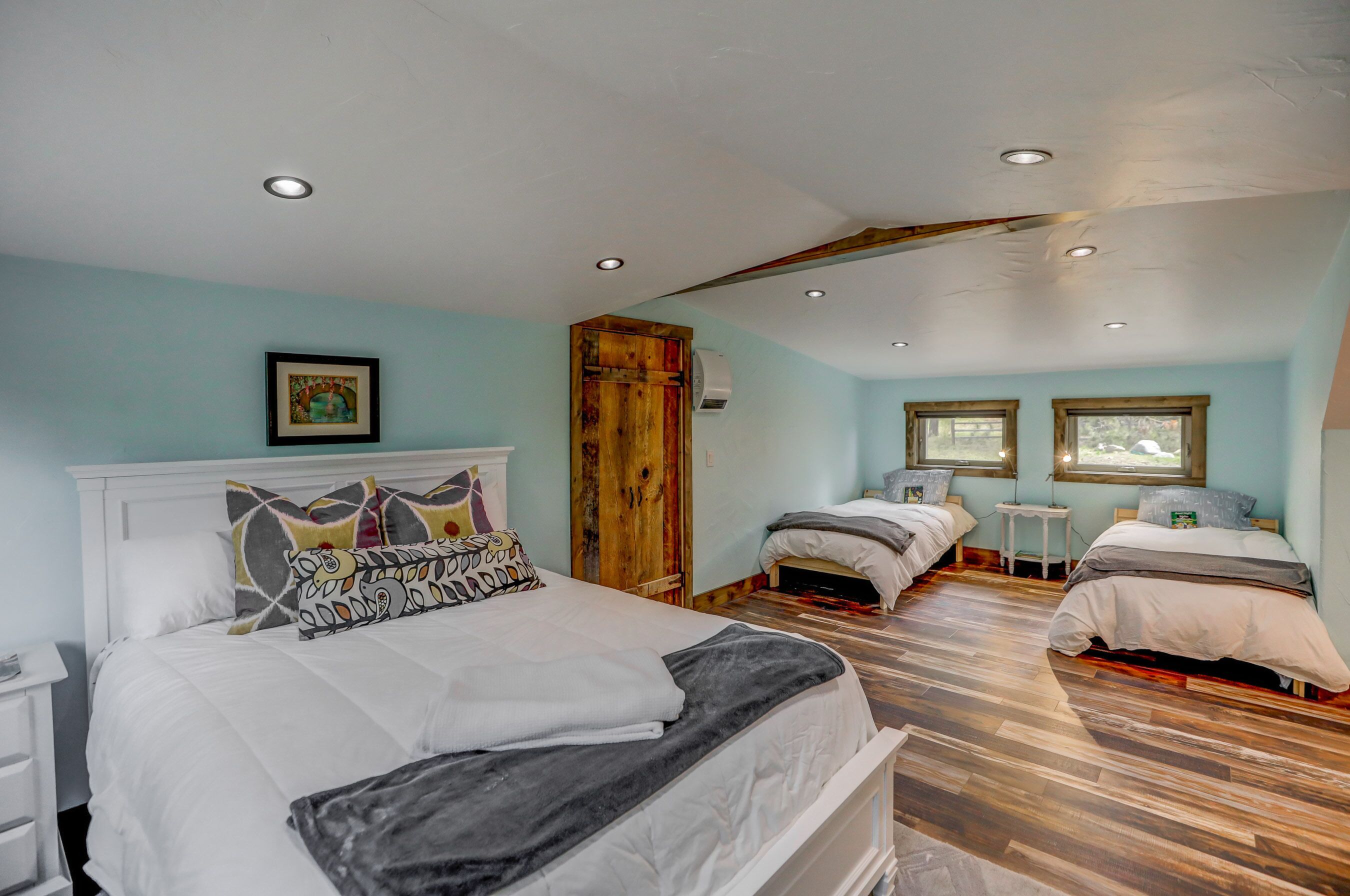 6 bedrooms, iron/ironing board, travel crib, free WiFi
