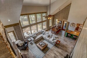 Smart TV, fireplace, ping pong, books - Hygge Mountain Retreat - Hot tub - Patio - Fire pit - Wifi - 2 Kitchens - Family Retreat (McCall)
