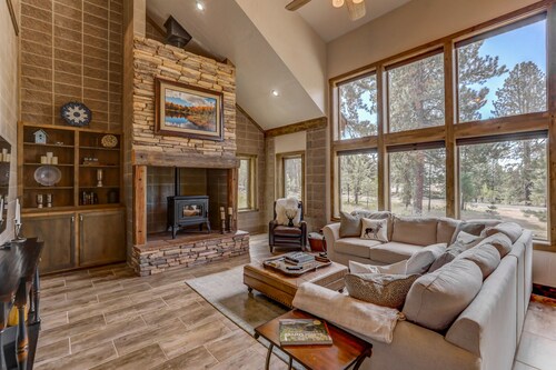 Hygge Mountain Retreat - Hot tub - Patio - Fire pit - Wifi - 2 Kitchens - Family Retreat