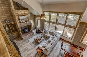 TV, fireplace, books - Hygge Mountain Retreat - Hot tub - Patio - Fire pit - Wifi - 2 Kitchens - Family Retreat (McCall)