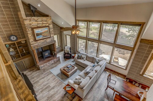 Hygge Mountain Retreat - Hot tub - Patio - Fire pit - Wifi - 2 Kitchens - Family Retreat