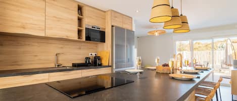 冷蔵庫、電子レンジ、オーブン、コンロ