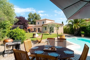 Outdoor dining - Villa Andria — Family-friendly, petanque, playful spirit & pool (Béziers)