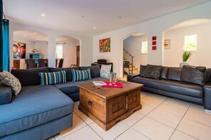 TV, ping pong, books - Villa Andria — Family-friendly, trampoline & pool (Béziers)