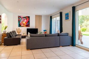 TV, ping pong, books - Villa Andria — Family-friendly, trampoline & pool (Béziers)