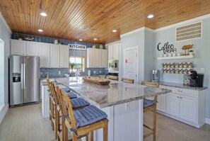 Fridge, microwave, oven, stovetop - NO AGENDA HACIENDA-Pool/Playscape Pets ok with more fees (Port O Connor)