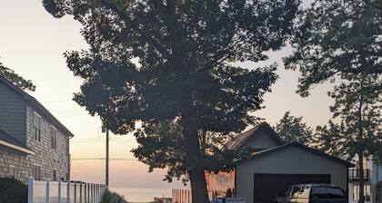 Very Cozy 1 bed Unit with Lake Huron beach access! Vintage ONE