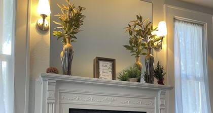 Cozy 2 BR House w/Large Yard, Near Bus/Light Rail