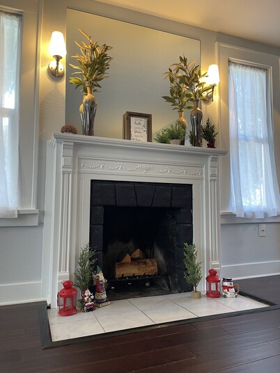 Cozy 2 BR House w/Large Yard, Near Bus/Light Rail