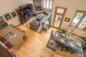 Televisión, chimenea, videojuegos, futbolito