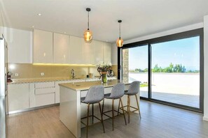 Refrigerador, microondas, horno y lavavajillas