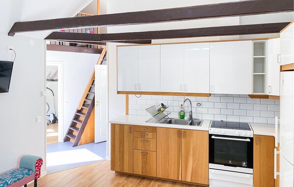 Refrigerador, parrilla de estufa y cafetera y tetera