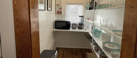 Køleskab, mikrobølgeovn, ovn, kogeplade