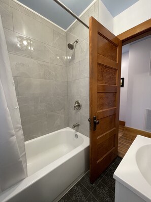 Towels, toilet paper - Central access to all of the wonders of the Shenandoah Valley! (Shenandoah)