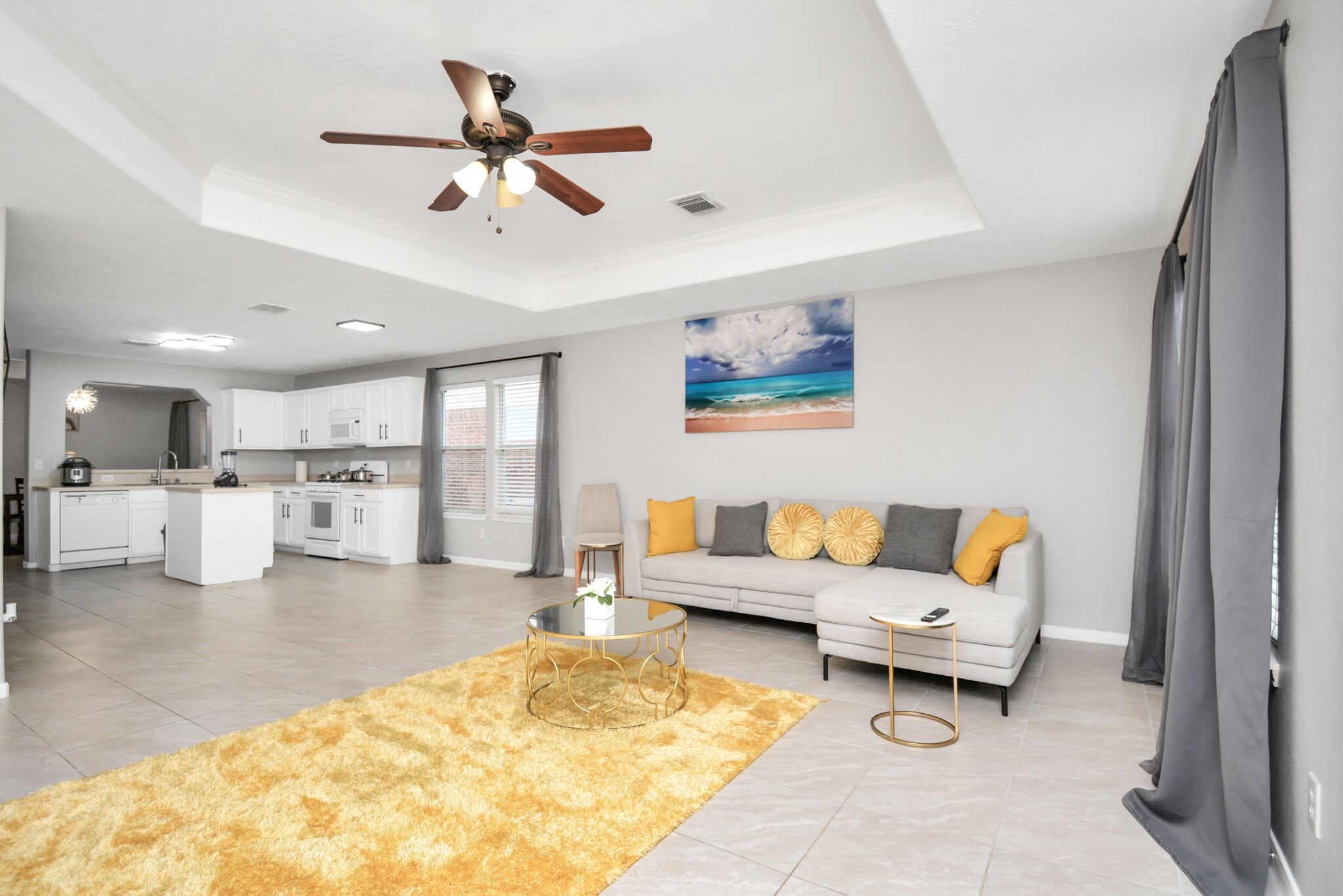 Sleeps 12 - Spacious 4 bedroom in Central Katy W/ Backyard