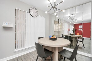 Standard Apartment | Dining room - Tx Home Group - Uptown Galleria (Houston)
