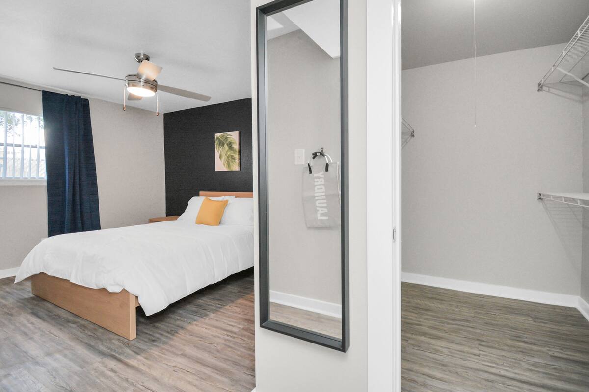 1 habitación, muebles diferentes y escritorio