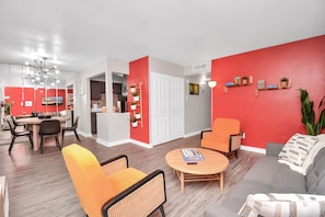 Appartement Standard | Aire de séjour | Téléviseur connecté de 50 po avec télévision par câble, téléviseur