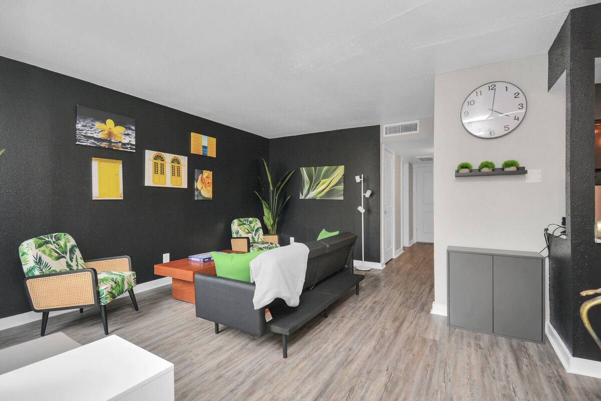 Departamento, 2 habitaciones, para no fumadores, acceso a la alberca | Área de sala de estar | Smart TV de 50 pulgadas con canales por cable y televisión