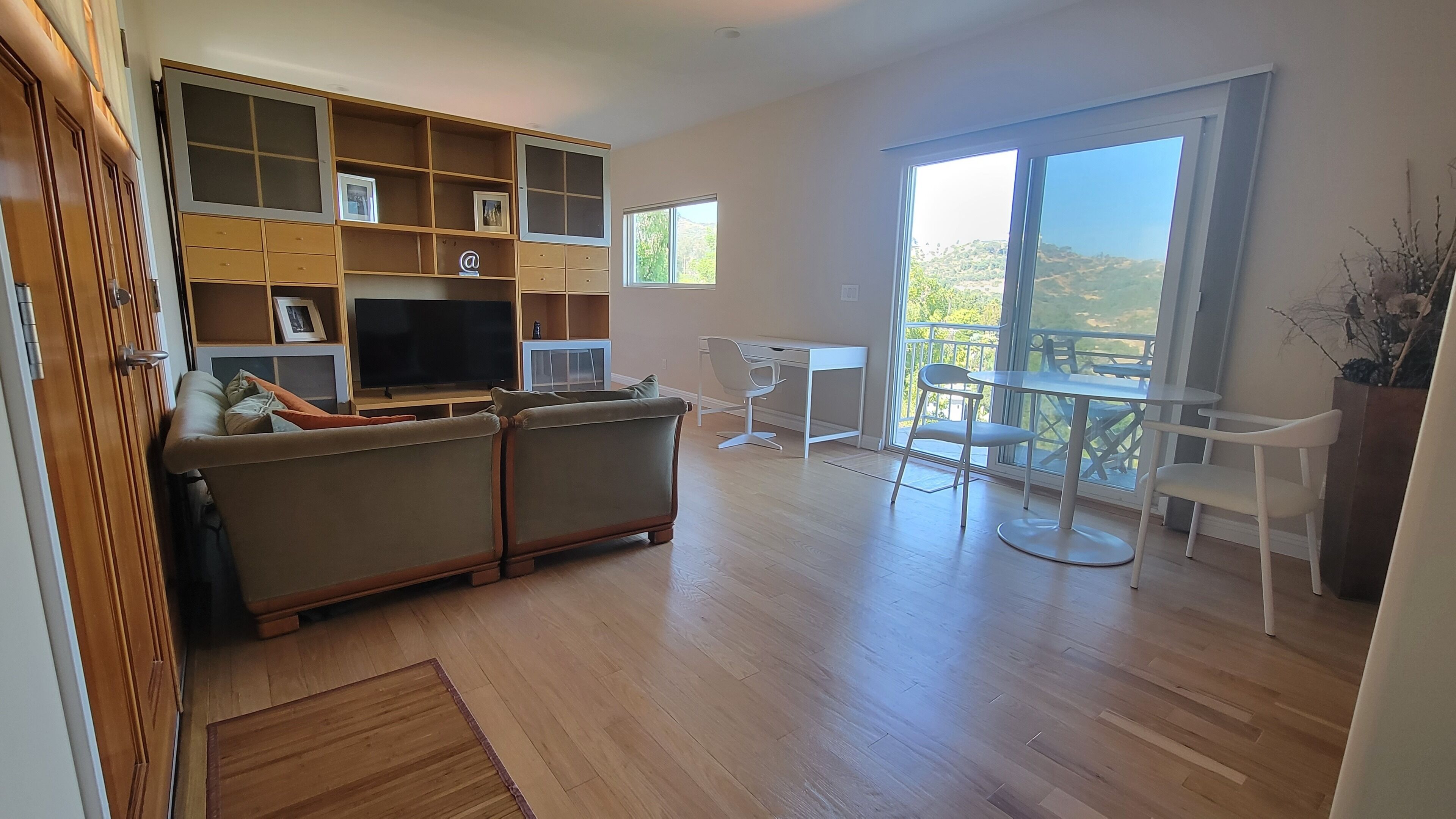 Private Guest House in the hills of Los Feliz