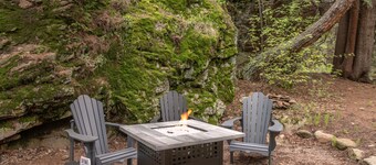 Classy Craftsman by the Creek: fully remodeled, hot tub, walk to town