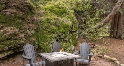 Classy Craftsman by the Creek: fully remodeled, hot tub, walk to town