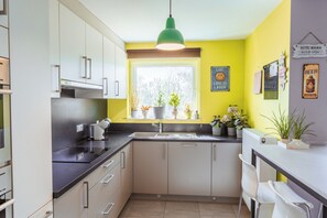 Fridge, oven, stovetop, dishwasher - Saphira - Centrally located2 bedroom apartment with sun terrace (Bredene)