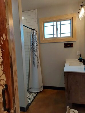 Shower, hair dryer, towels, soap - Bucks Ridge Cabin on the South Fork Creek of the Caddo River  (Caddo Gap)