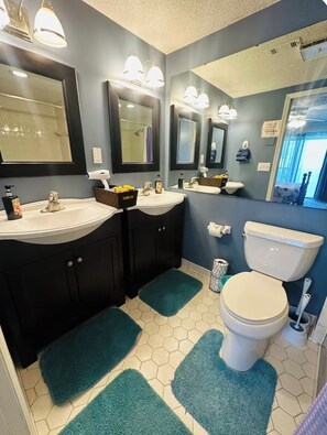 Dusche, Whirlpool, Haartrockner, Handtücher